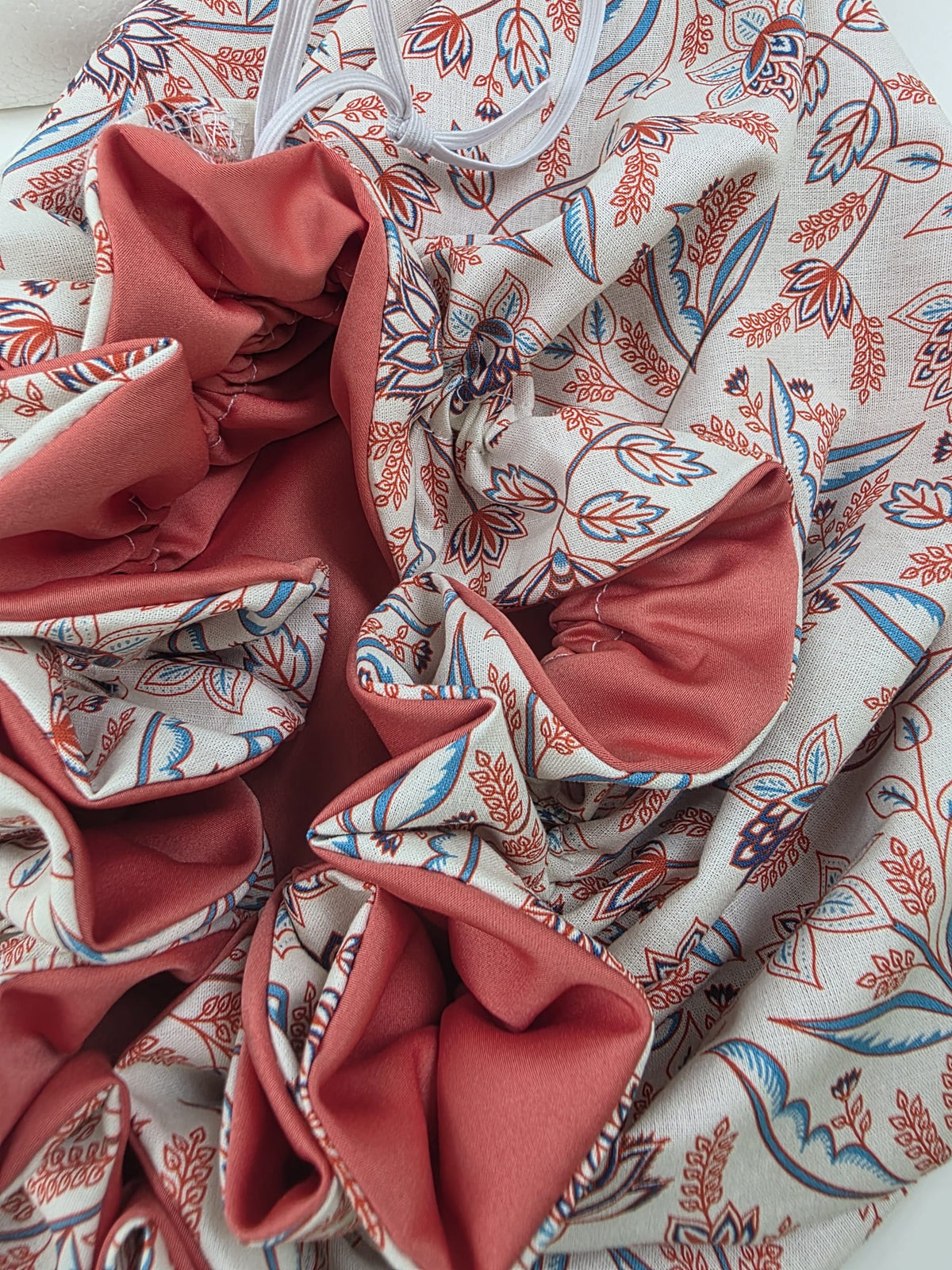 Bonnet Satin aprico Blumen
