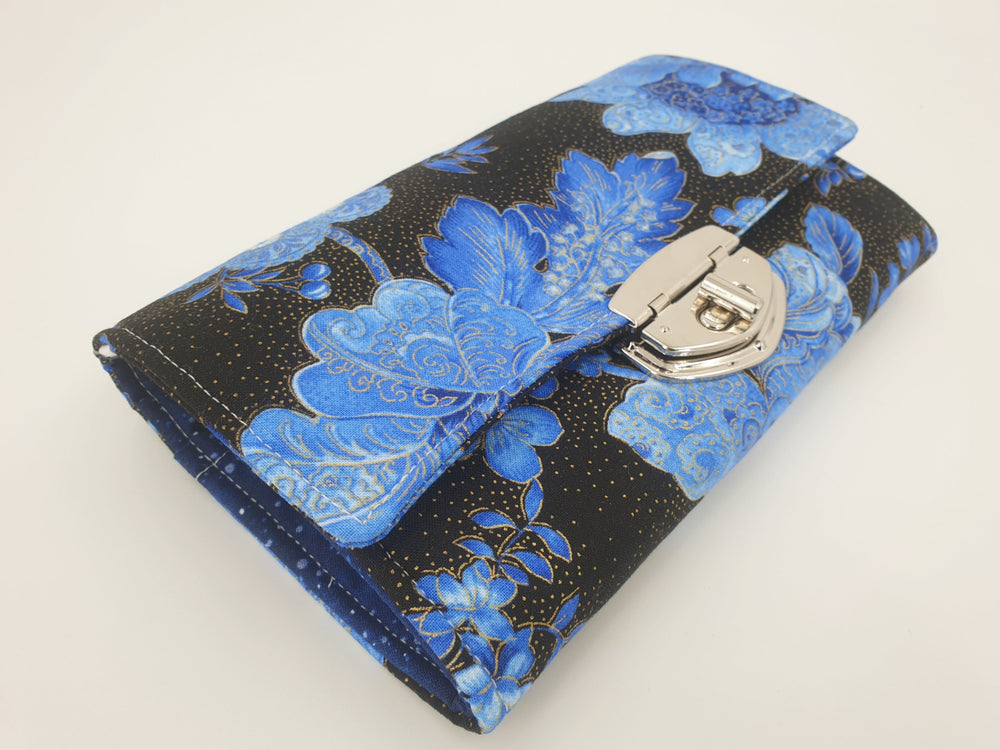Geldbörse Blumen blau schwarz von Atelier MiaMia
