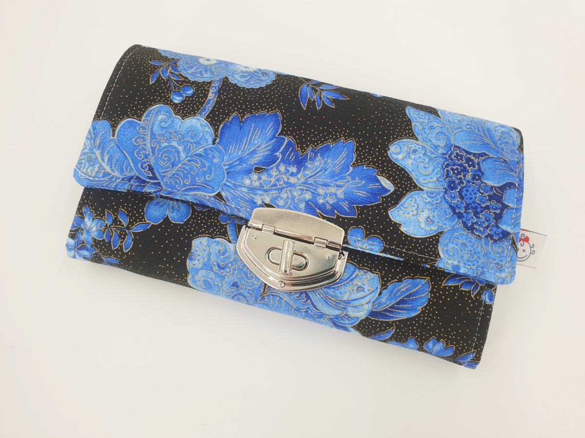 Geldbörse Blumen blau schwarz von Atelier MiaMia