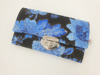Geldbörse Blumen blau schwarz von Atelier MiaMia