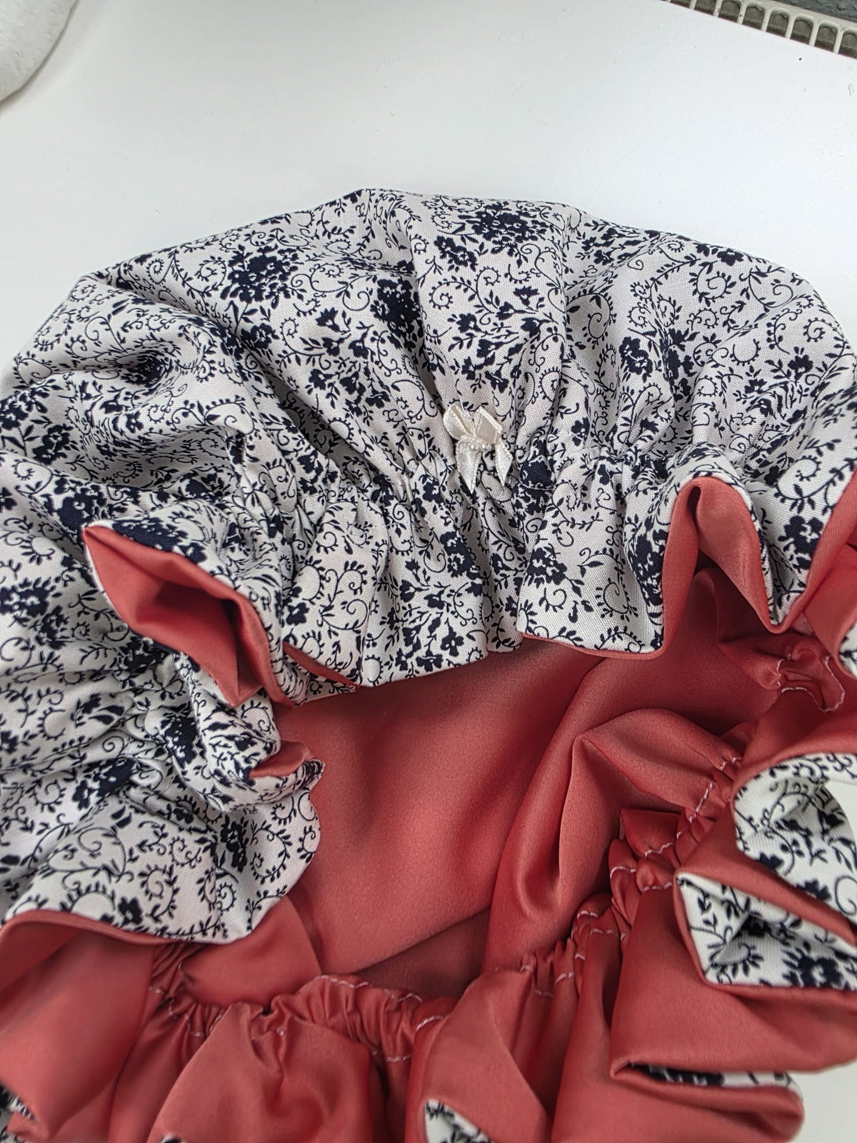 Bonnet Satin Ornamente blau aprico