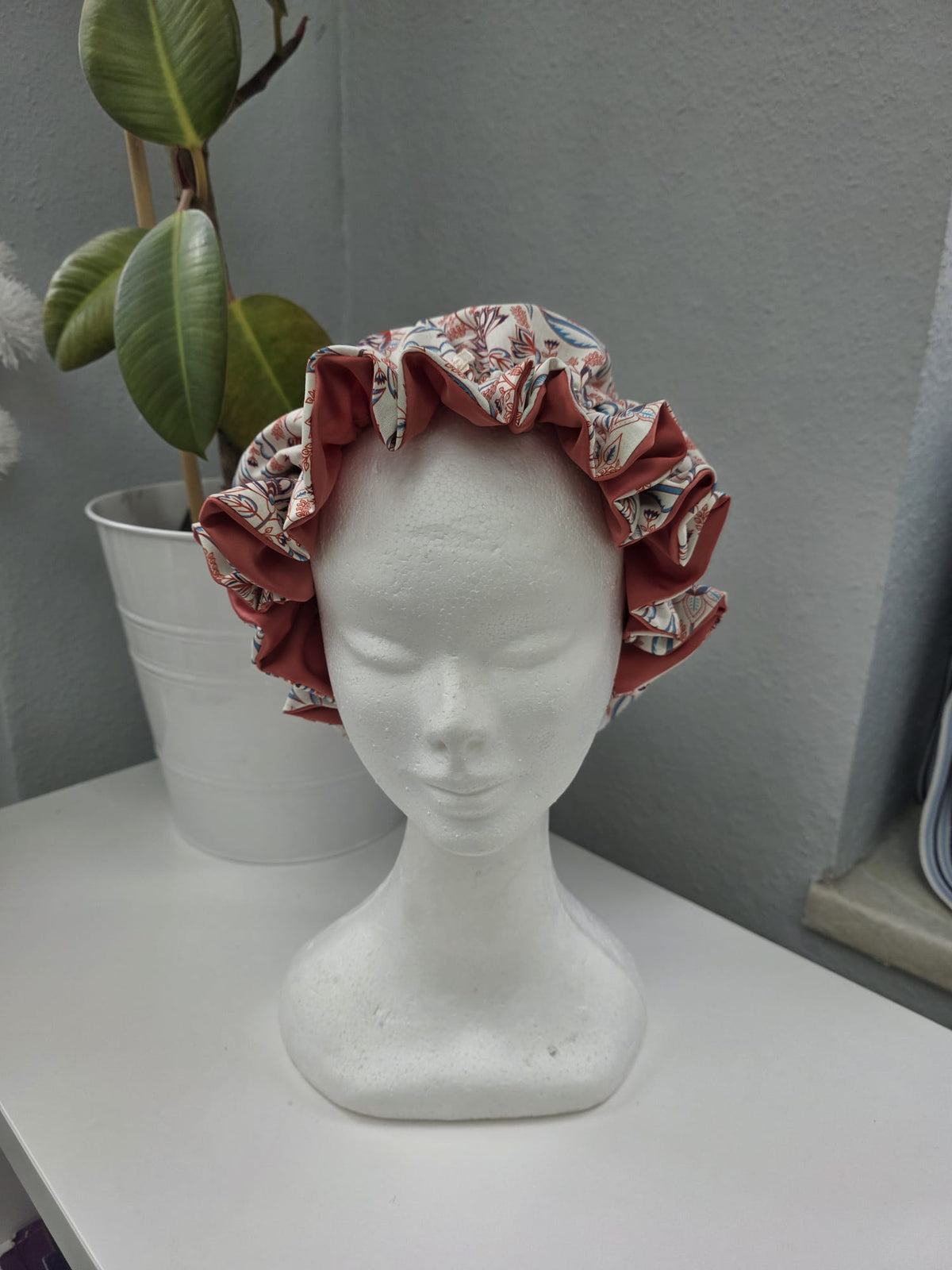 Bonnet Satin aprico Blumen
