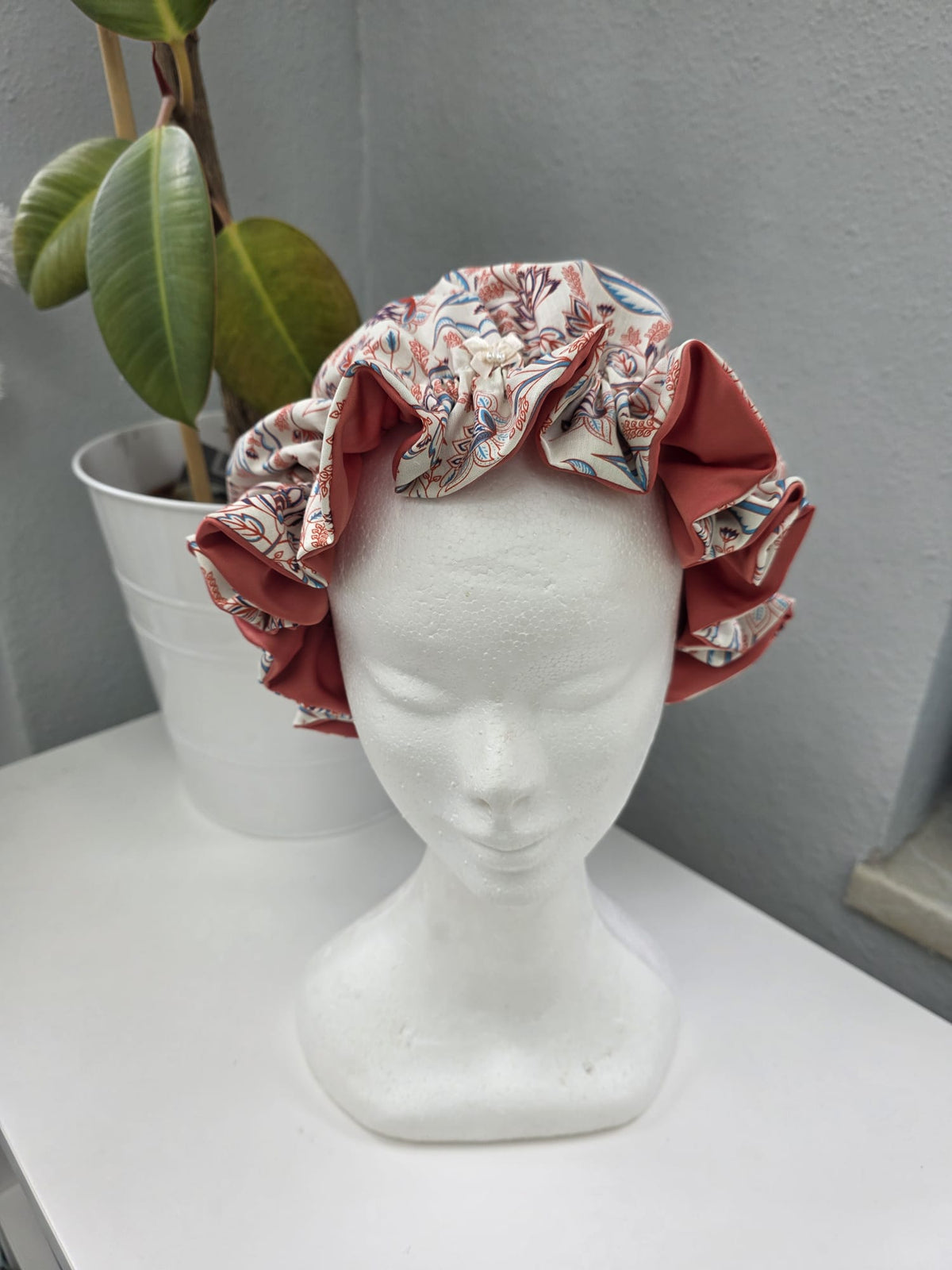 Bonnet Satin aprico Blumen